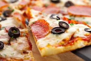 La ricetta della pizza calabrese con spianata piccante, provola e olive nere