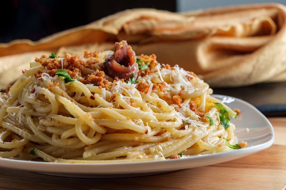Spaghetti con acciughe e mollica
